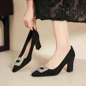 7188C-196 Escarpins en velours à bout pointu avec boucle en strass et talon bloc haut, chaussures formelles pour femmes - Product Image 4