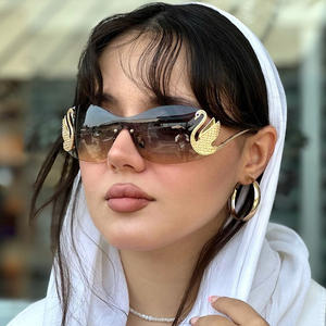 Gafas de Sol de Moda, Montura Grande sin Aro, Lentes Coloridas de Tendencia, Diseño de una Sola Pieza, Elegantes Gafas de Sol de Cisne para Mujer, Estilo Futurista - Product Image 1