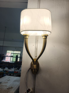 Lampada da Parete di Lusso in Ottone Dorato con Paralume in Lino, Illuminazione Moderna per Soggiorno e Camera da Letto, Applique con Paralume in Tessuto - Product Image 4