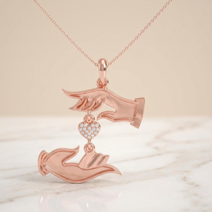 Collar con Colgante de Manos Sosteniendo un Corazón en Plata Chapada en Oro Rosa con Moissanita, Colgante Único de Manos del Amor con Moissanita en Plata, Romántico - Product Image 3