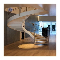 Villa de luxe, escalier intérieur incurvé, garde-corps intérieur en verre, acier, bois, escalier incurvé