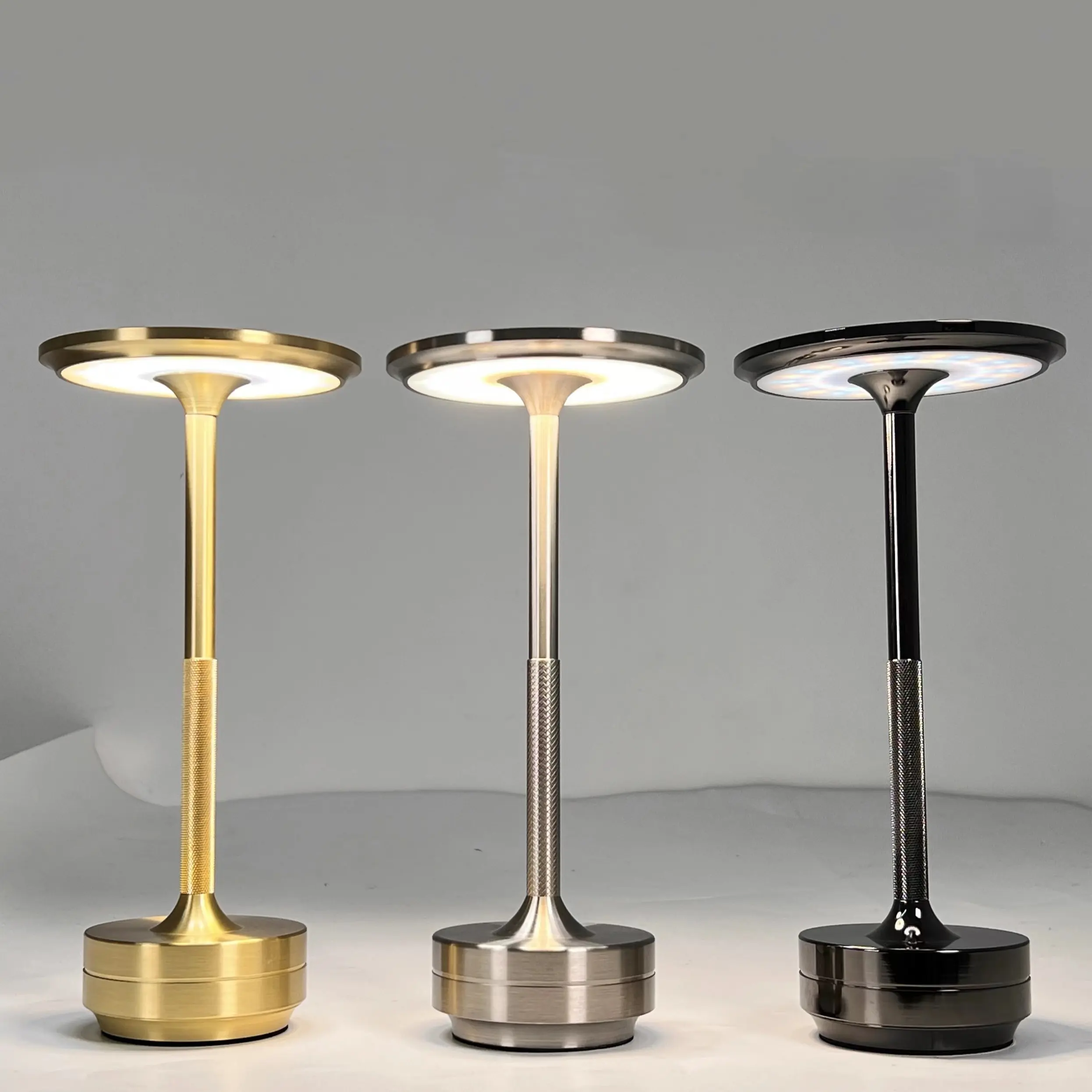 Lampada da tavolo a Led ricaricabile con luce notturna in oro moderno da comodino in metallo con tocco USB