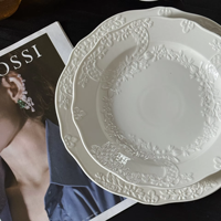 Ensemble de vaisselle en céramique de style vintage européen avec motif floral en relief, vaisselle en céramique blanche pour mariage
