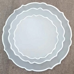 Alquiler de Platos de Cristal Blancos Elegantes con Borde Plateado - Product Image 3