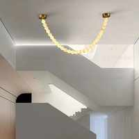 Modèle de salle d'exposition de café et de bar de créateur avec fenêtre à hauteur réglable Lustre en albâtre Magasin de vêtements Collier de perles