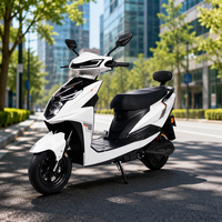 Nouvelle conception de moto électrique avec écran numérique, système de verrouillage intelligent antivol, carrosserie aérodynamique pour les jeunes conducteurs en voyage