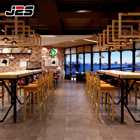 Ensemble de meubles de restaurant commercial J2S, table carrée moderne en bois et chaises, sièges de comptoir de café de luxe personnalisés