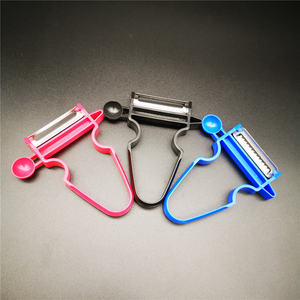 Set Multifunzione <span class=keywords><strong>3</strong></span>-in-1 in Acciaio Inox per Cucina, Nuovo Trituratore Manuale per Frutta e Verdura, Grattugia e Pelapatate - Product Image 4