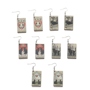Boucles d'oreilles à clous semi-gérées, écologiques, style européen et américain, design de carte de tarot, plaqué or 14 carats, unisexe, vente en gros - Product Image 1