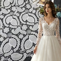 Tissu en dentelle guipure blanche brodée de feuilles florales, dentelle chimique à bord festonné pour robe de mariée, robe de mariée, couture DIY