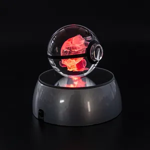 Soporte de bola mágica de cristal transparente LED de 50mm al por mayor con modelo de regalo o recuerdo de Anime grabado con láser para niños