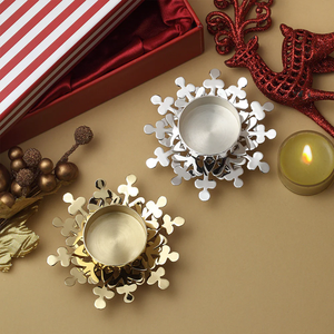 Panier-cadeau de Noël avec 2 porte-bougies en forme de flocon de neige plaqués or et argent pour la décoration de Noël festive - Product Image 2
