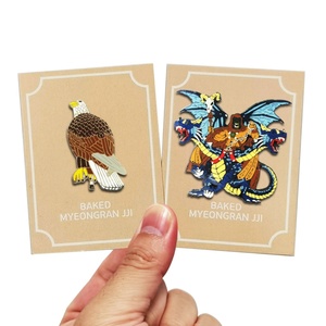 Broches et badges en émail personnalisés en métal, design 3D, argent antique et or, souvenirs des États-Unis, pour entreprise et bureau - Product Image 1