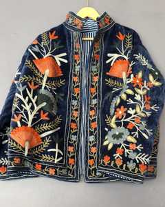 เสื้อแจ็คเก็ตซูซานีลายสัตว์สีน้ำเงินกำมะหยี่ทำมือ เสื้อโค้ทฤดูหนาวสุดหรู ปักลายแบบดั้งเดิม สไตล์โบโฮ ผ้าฝ้าย - Product Image 1