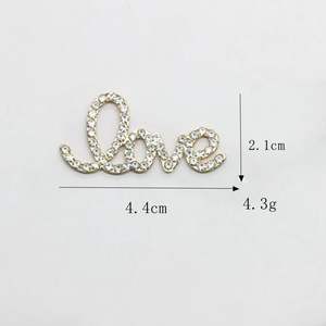 Nouveauté 2025 : Breloques fantaisie colorées en alliage plaqué argent/or pour coques de téléphone DIY, lettres LOVE en strass, style créateur - Product Image 6