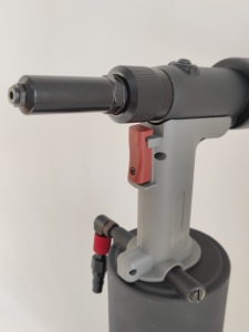 Pistola Remachadora Neumática Autocebante AVDEL CX108200H de la Misma Calidad para Remaches Ciegos de 4.8 y 6.4 mm para Todos los Materiales - Product Image 2