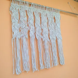 Décoration murale en macramé en coton écologique faite à la main, style bohème, avec pompons, motif vertical, forme rectangulaire, emballage individuel - Product Image 2