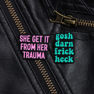 ELLA LO OBTIENE DE SU TRAUMA, alfileres esmaltados, broches de poder femeninos personalizados, insignias de solapa, joyería feminista, regalo para amigos - Product Image 4