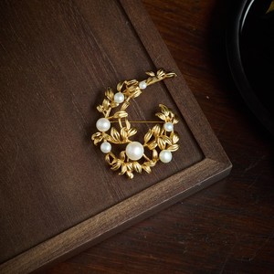 Broche vintage en cuivre plaqué or en forme de feuille, couronne en C incrustée de perles d'eau douce naturelles, épingle de revers de luxe pour mariage, accessoire de costume pour femme - Product Image 1