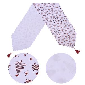 Les derniers chemins de table de Noël en polyester classique de la Chine vendent des fournitures de décoration d'intérieur d'impression de feuille en gros - Product Image 4