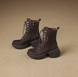 Bottines courtes en cuir de créateur pour femme avec fermeture éclair pointue, talon compensé, collection automne-hiver, style western - Product Image 2