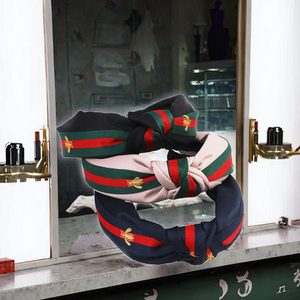 ที่คาดผมลายผึ้งสีทองพร้อมริบบิ้นลายทางประดับผม พร้อมผ้าพันศีรษะและห่วง  อุปกรณ์เสริมแฟชั่นสำหรับผู้หญิง - Product Image 2