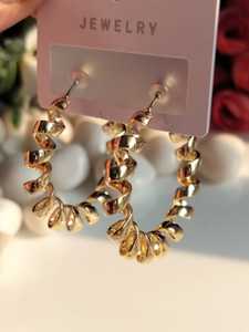 Pendientes de aro retorcidos modernos chapados en oro superventas con diseño hecho a mano para mujer - Product Image 5