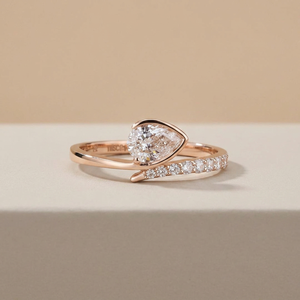 Bague de fiançailles pour femme en or rose 14 carats avec diamant taille poire couleur G VVS2 et pierres latérales en diamant, style classique - Product Image 1