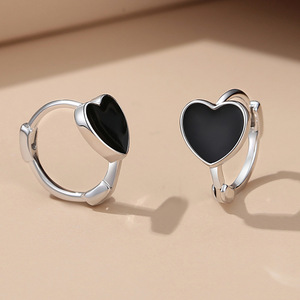 Boucles d'oreilles en forme de cœur pour femmes, design en forme de cœur, accessoires d'oreille pour usage quotidien - Product Image 1