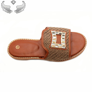 Sandalias <span class=keywords><strong>de</strong></span> mujer <span class=keywords><strong>de</strong></span> alta calidad <span class=keywords><strong>de</strong></span> moda <span class=keywords><strong>de</strong></span> <span class=keywords><strong>venta</strong></span> directa <span class=keywords><strong>de</strong></span> fábrica. Zapatillas <span class=keywords><strong>de</strong></span> mujer <span class=keywords><strong>de</strong></span> metal para exteriores resistentes al desgaste. - Product Image 3