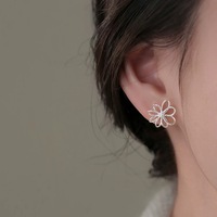Boucles d'oreilles clous délicates en forme de fleur ajourée, bijoux pour femme, style simple, polyvalent, cadeau idéal pour les fêtes et le quotidien
