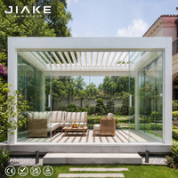 Pergola en aluminium avec mur en verre de luxe Jiake, toit à lames orientables motorisé pour jardin de villa, CE SGS OEM Vente en gros