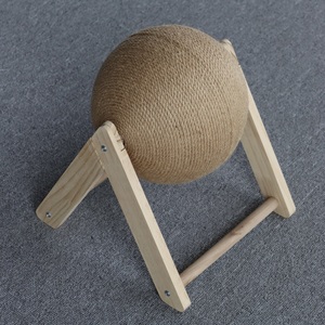 Jouet de balle de pattes résistant à l'usure d'arbre à chat interactif de style moderne du Vietnam avec corde de sisal et planche de meulage en bois pour chats - Product Image 1