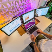 Moniteur portable triple écran 15,6 pouces 1080P IPS 300 Nits 60 Hz pour les entreprises