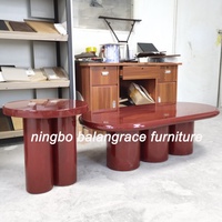 Table basse ovale en bois massif de couleur rouge vin au design unique pour salon, mariage, fête, location, événement