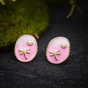 Pendientes de Moda con Diseño de Libélula en Esmalte Rosa y Chapado en Oro, con Acento de Perla, Acero Inoxidable 316L, Sostenible y Resistente - Product Image 3