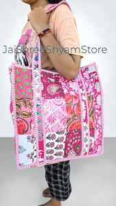 Bolso de hombro acolchado de algodón con estampado floral artístico hecho a mano, diseñado para uso diario, viajes y fácil transporte. - Product Image 2