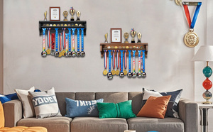 ตู้โชว์เหรียญรางวัลไม้สีน้ำตาลเข้มแบบแขวนผนัง พร้อมช่องใส่เหรียญและราวแขวนสองชั้นสำหรับเหรียญรางวัลทุกกีฬา - Product Image 3