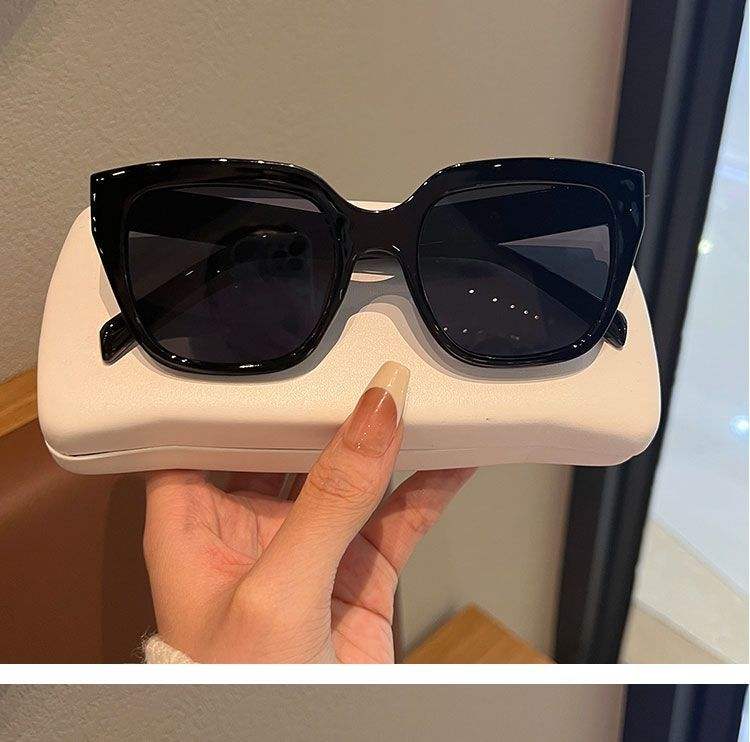 Cadre noir brillant, feuille grise.