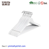 Cintres en bois blancs personnalisés cintres antidérapants ménagers cintres de costume de manteau avec barre