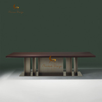 Table à manger rectangulaire de luxe moderne en marbre avec base métallique architecturale, mobilier de salle à manger pour 8-10 personnes, idéale pour projets de villas