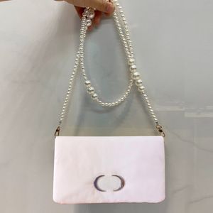 Nouvelle trousse de rangement cosmétique rose à rabat, un sac à maquillage souple pour la vente en gros. L'usine propose des échantillons gratuits et une livraison rapide - Product Image 1