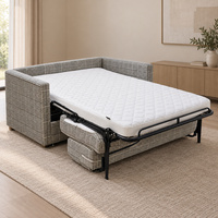 Canapé-lit convertible rembourré à carreaux avec matelas blanc pour un salon d'appartement au style neutre et apaisant, avec accoudoirs carrés rembourrés