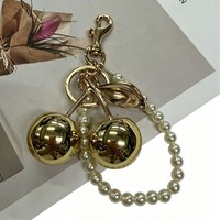 Porte-clés mignon en perles cerise, pendentif fruit brillant, breloque de sac en métal doré, accessoire de mode pour femme, porte-clés de sac à main ou de voiture, cadeau bijou élégant