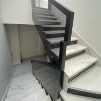 Escalier droit en marbre design pour maison contemporaine avec effet flottant et matériau en marbre de qualité supérieure
