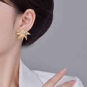 ต่างหูแบบติดหูทรงเรขาคณิตสไตล์ฝรั่งเศสย้อนยุค ประดับด้วยทองแดงและเพทาย ดีไซน์เก๋ไก๋ทันสมัย ชุบทองคำแท้ เงินแท้ S925 ให้ลุคผู้หญิงมีเสน่ห์ - Product Image 6