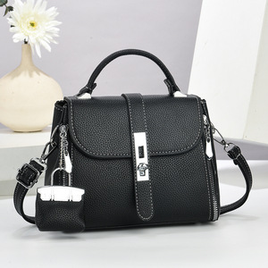 Sac à bandoulière classique pour femme avec rabat, sangle amovible, fermeture éclair, décoration à fermoir, en cuir synthétique microfibre - Product Image 6