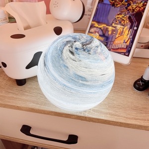 Lampada da Tavolo USB Moderna Minimalista a Forma di Pianeta, Luce Notturna Luna e Cielo Stellato, Illuminazione Dimmerabile per Camera da Letto - Product Image 4