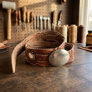 Ceinture en cuir véritable tressée avec conchos argentés, style classique, unisexe, design tissé marron - Product Image 5