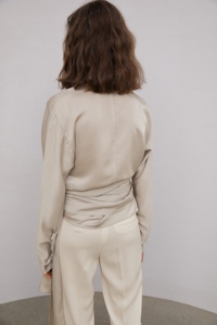 Blus Wanita Satin Model Terbuka Depan dengan Kerah V Dalam dan Ikat Depan - Product Image 3